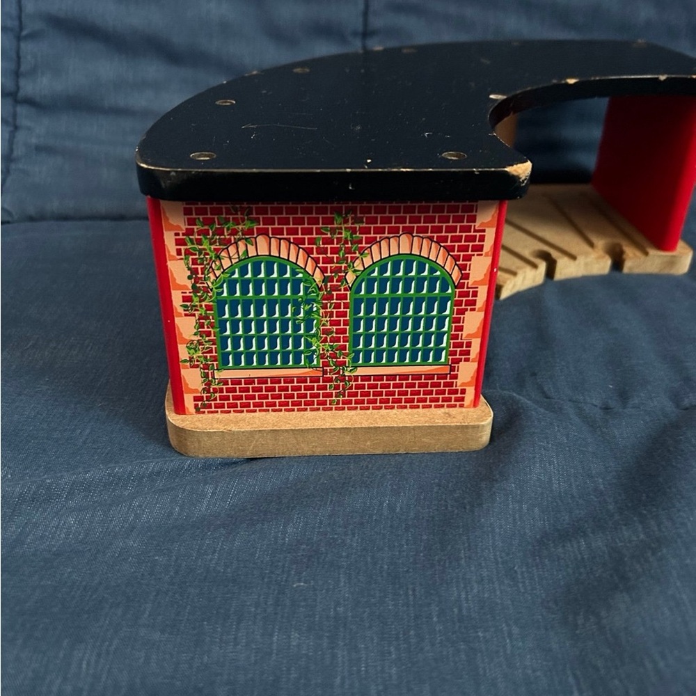 Melissa & Doug Wooden Railways Train Shed - Picture 5 of 11